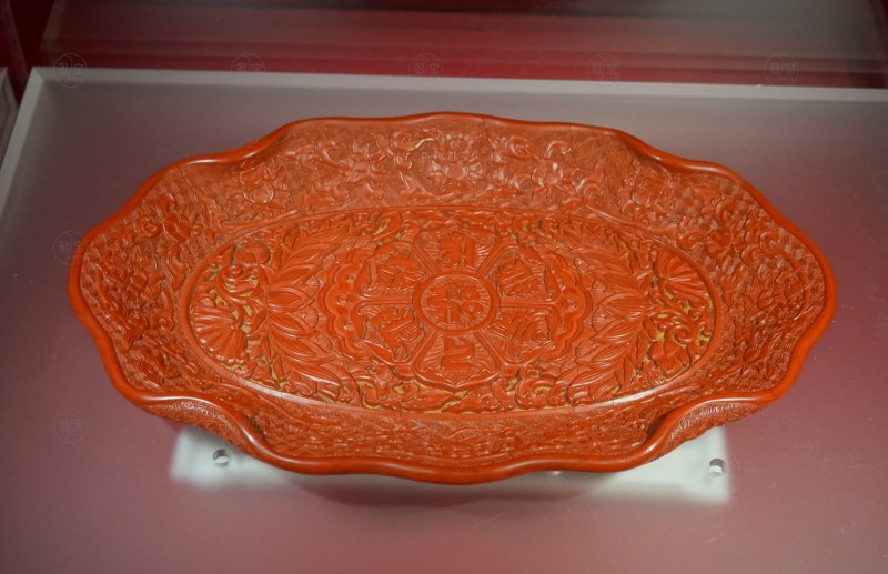 明宣德（1426 - 1435年） 剔红莲托梵文荷叶式盘