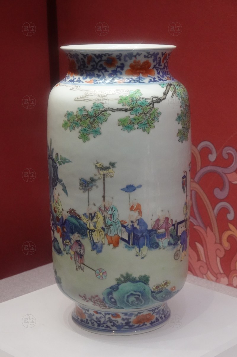 清 乾隆款粉彩十六子灯笼瓶