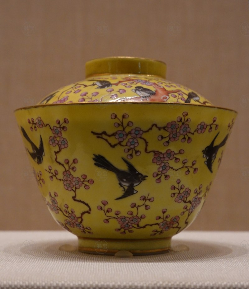 清同治（1862-1874） 黄地粉彩梅纹盖碗