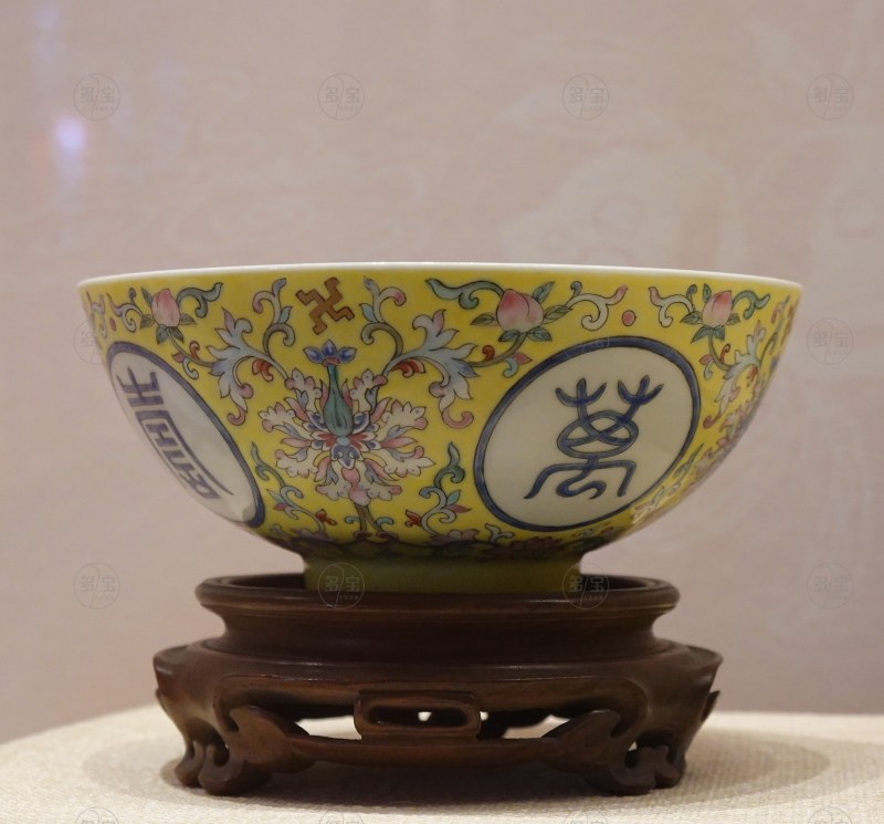 清道光（1821—1850） 黄地粉彩万寿无疆纹碗