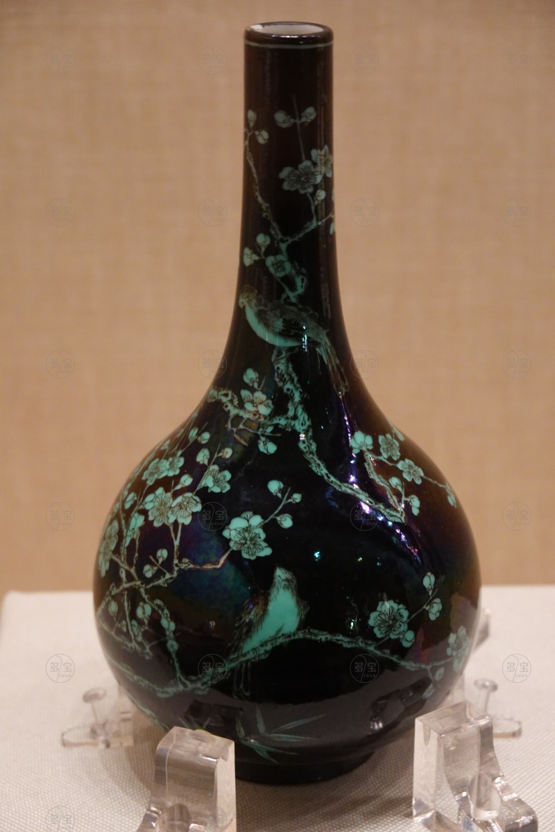 清雍正（1723-1735） 墨地绿彩梅纹瓶