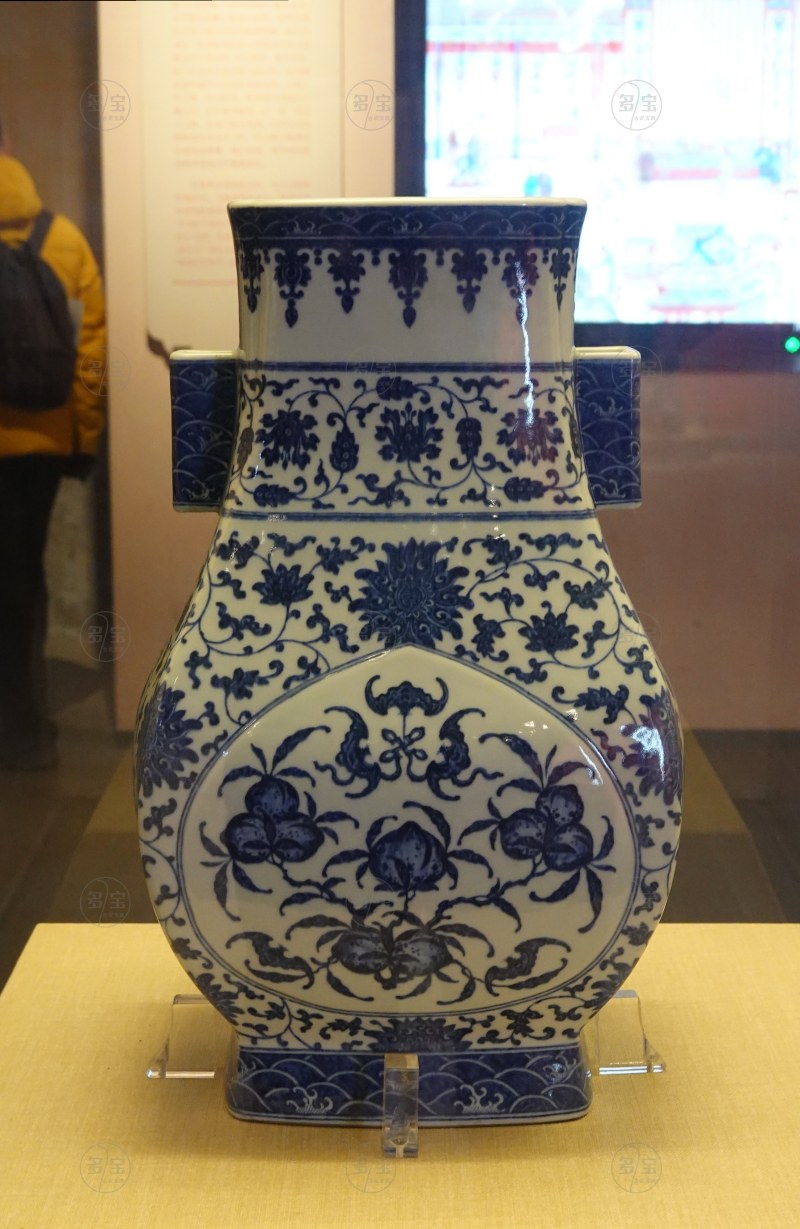 清乾隆（1736—1795） 青花福寿纹贯耳尊