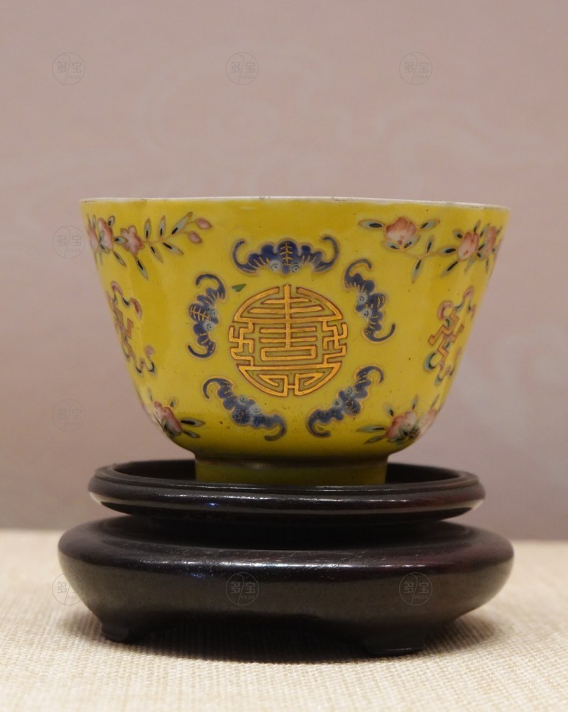 清同治（1862-1874） 黄地粉彩五福捧寿纹杯