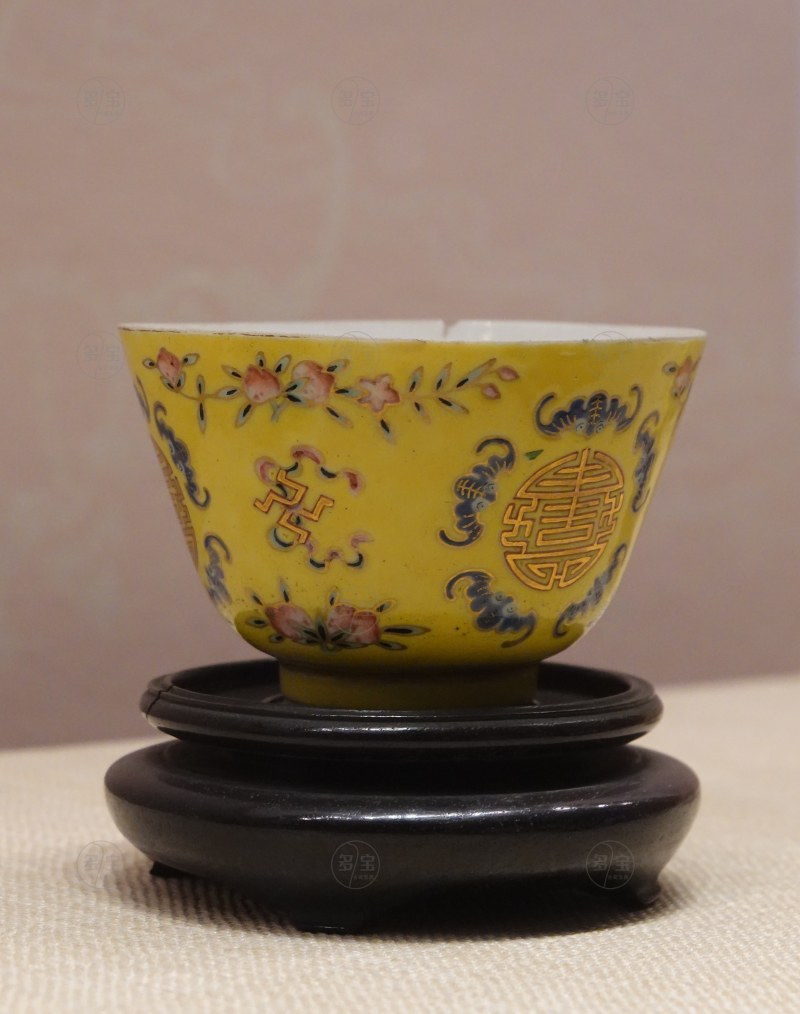 清同治（1862-1874） 黄地粉彩五福捧寿纹杯 - 图2