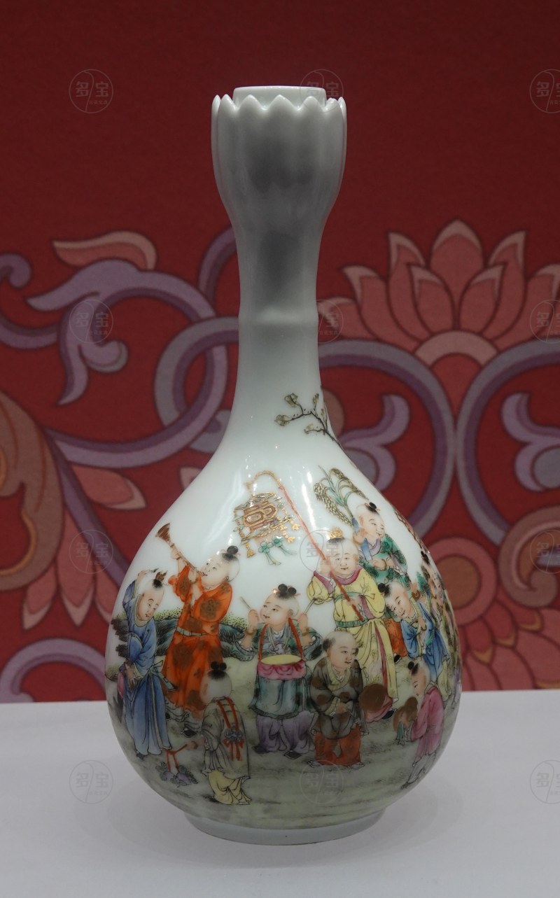 清 乾隆款粉彩婴戏花口瓶