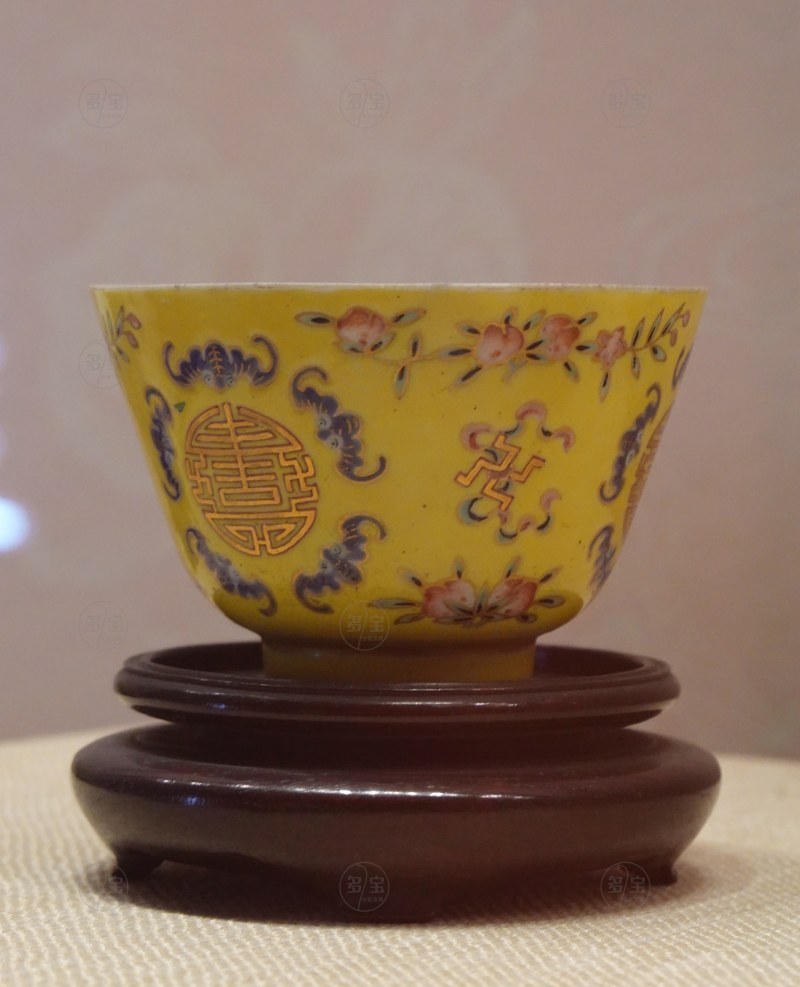 清同治（1862-1874） 黄地粉彩五福捧寿纹杯 - 图3