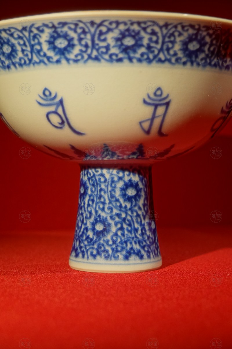清乾隆（1711-1799年） 青花兰札体梵文靶碗 - 图3