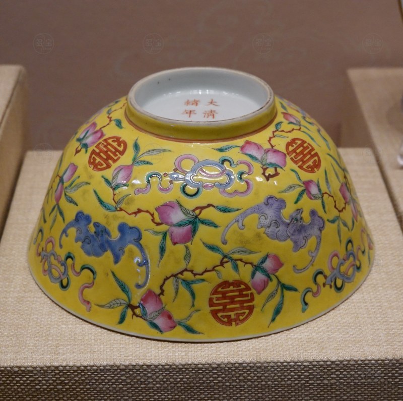 清光绪（1875-1908） 粉彩寿桃纹碗