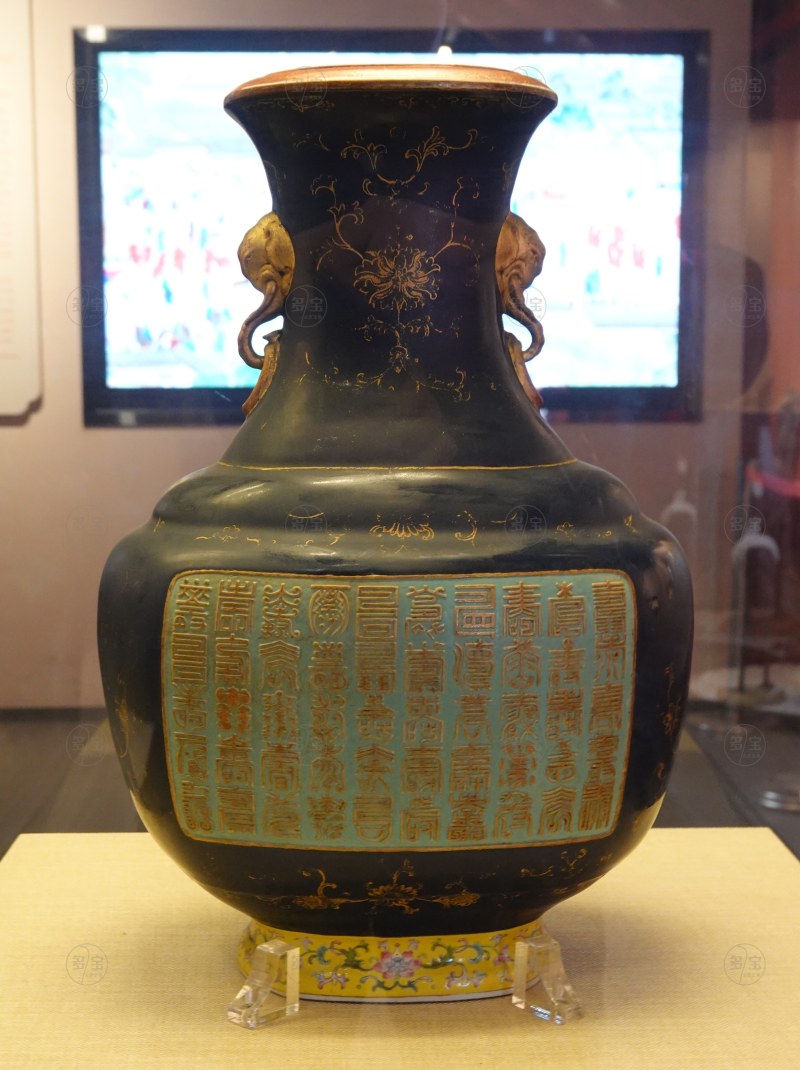 清乾隆（1736—1795） 蓝釉描金百寿象耳大瓶