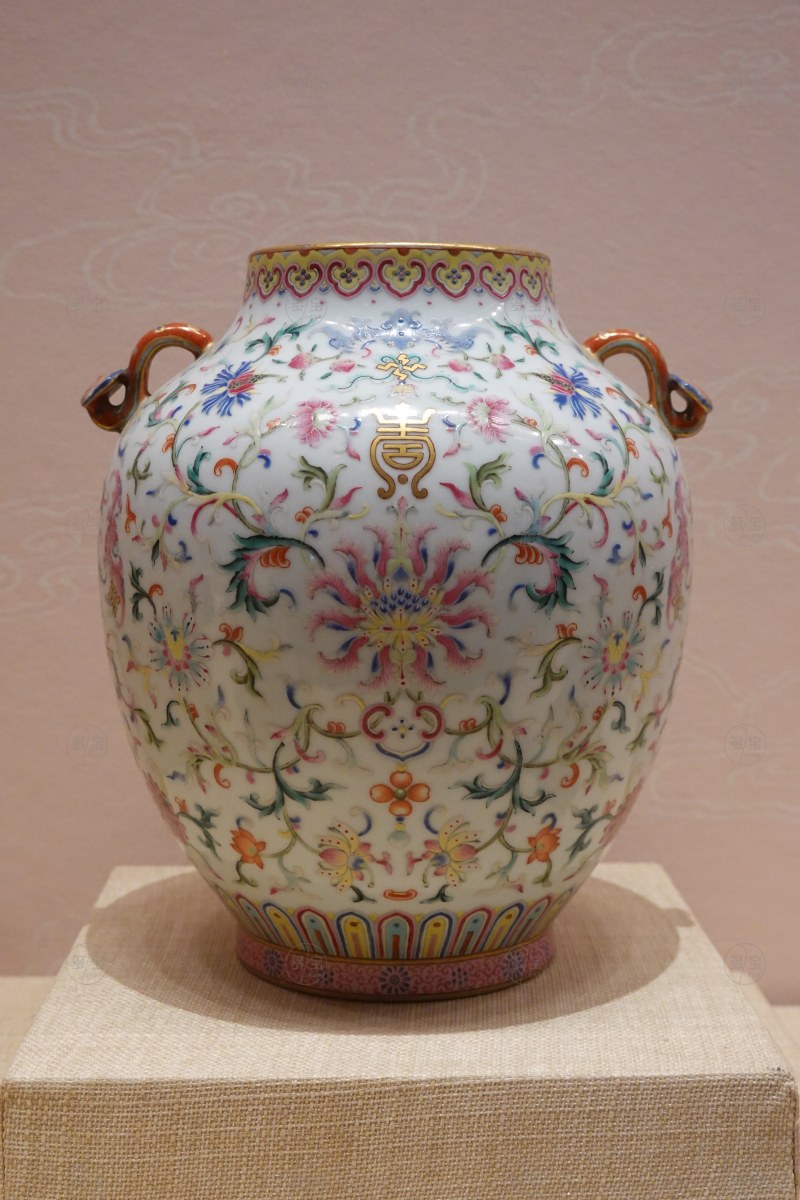 清嘉庆（1796—1820） 粉彩福寿纹如意耳尊