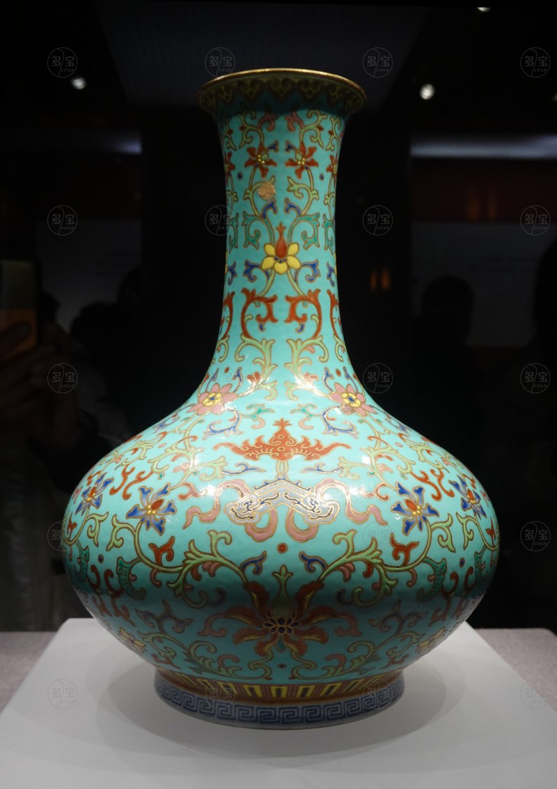 清 乾隆款粉彩福庆花卉纹瓶 - 图2