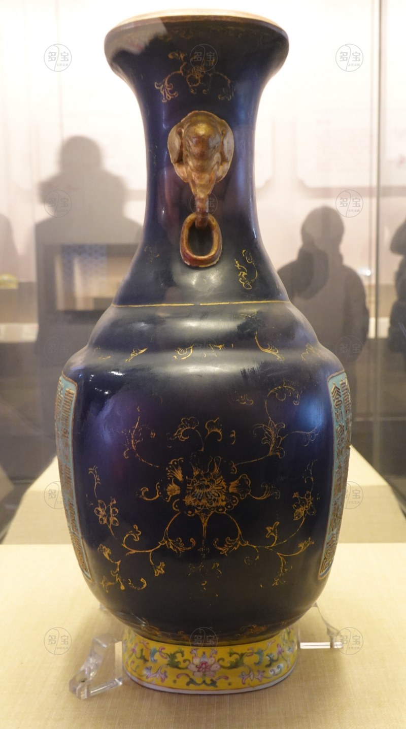 清乾隆（1736—1795） 蓝釉描金百寿象耳大瓶 - 图3