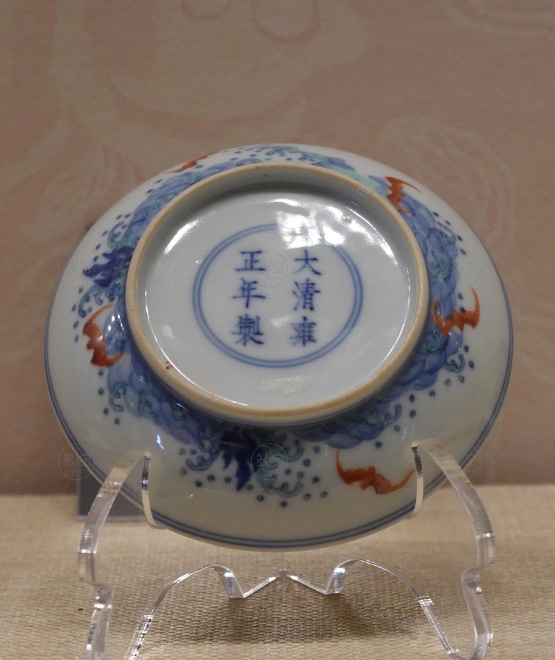 清雍正（1723—1735） 斗彩蝠海纹碟 - 图2