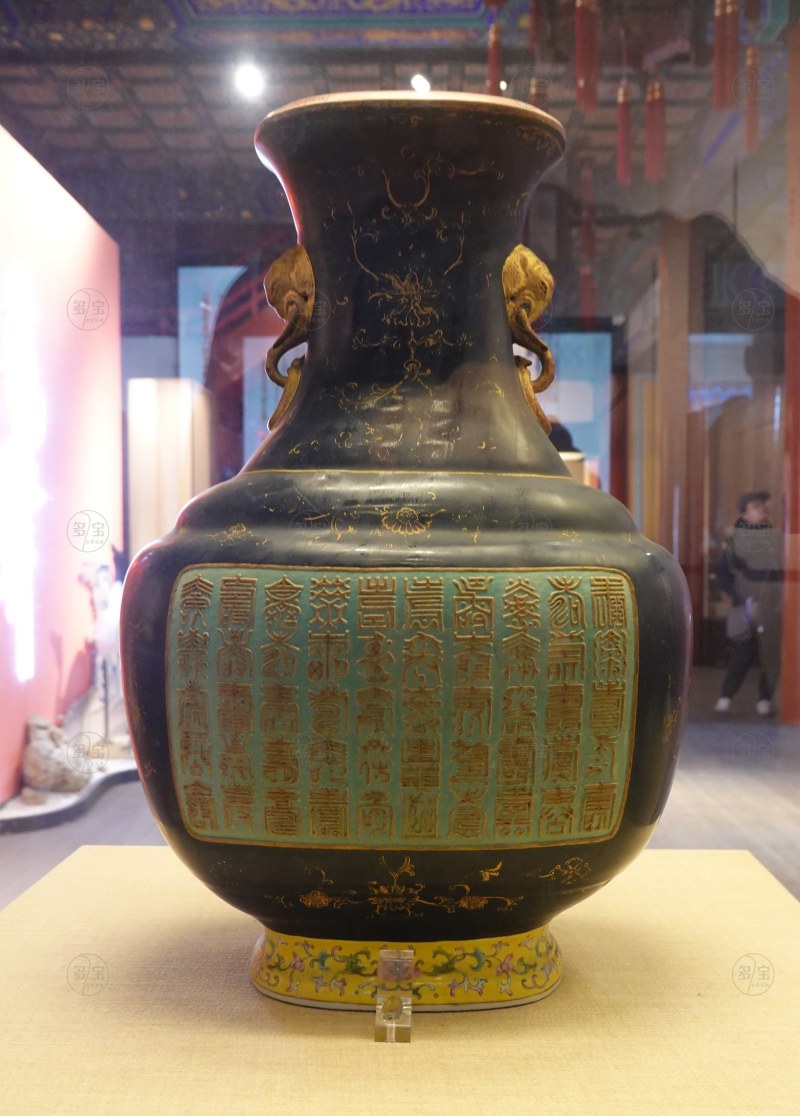 清乾隆（1736—1795） 蓝釉描金百寿象耳大瓶 - 图4
