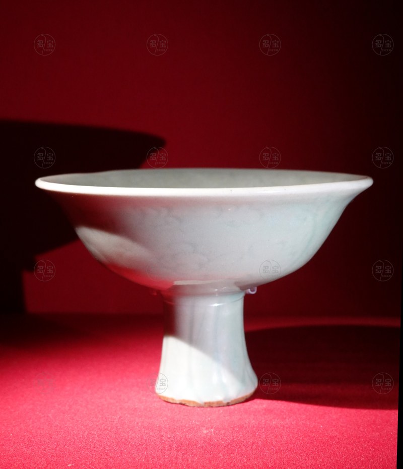 明代（1368-1644年） 青釉刻花靶碗
