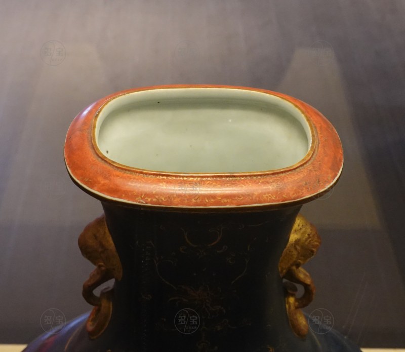 清乾隆（1736—1795） 蓝釉描金百寿象耳大瓶 - 图5