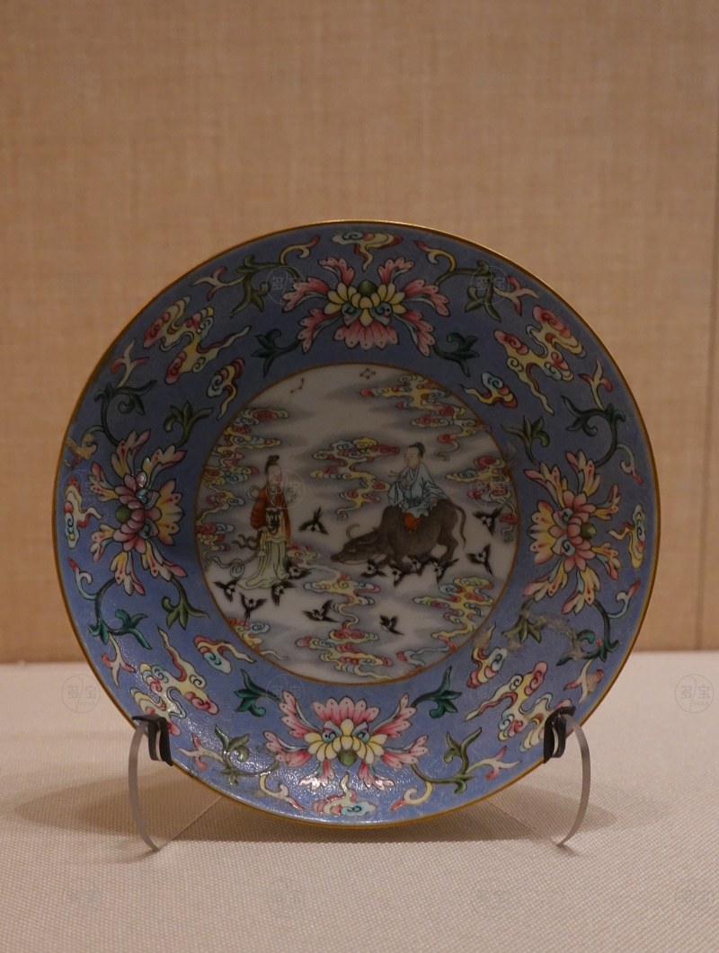 清乾隆（1736-1795） 蓝地粉彩牛郎织女图盘