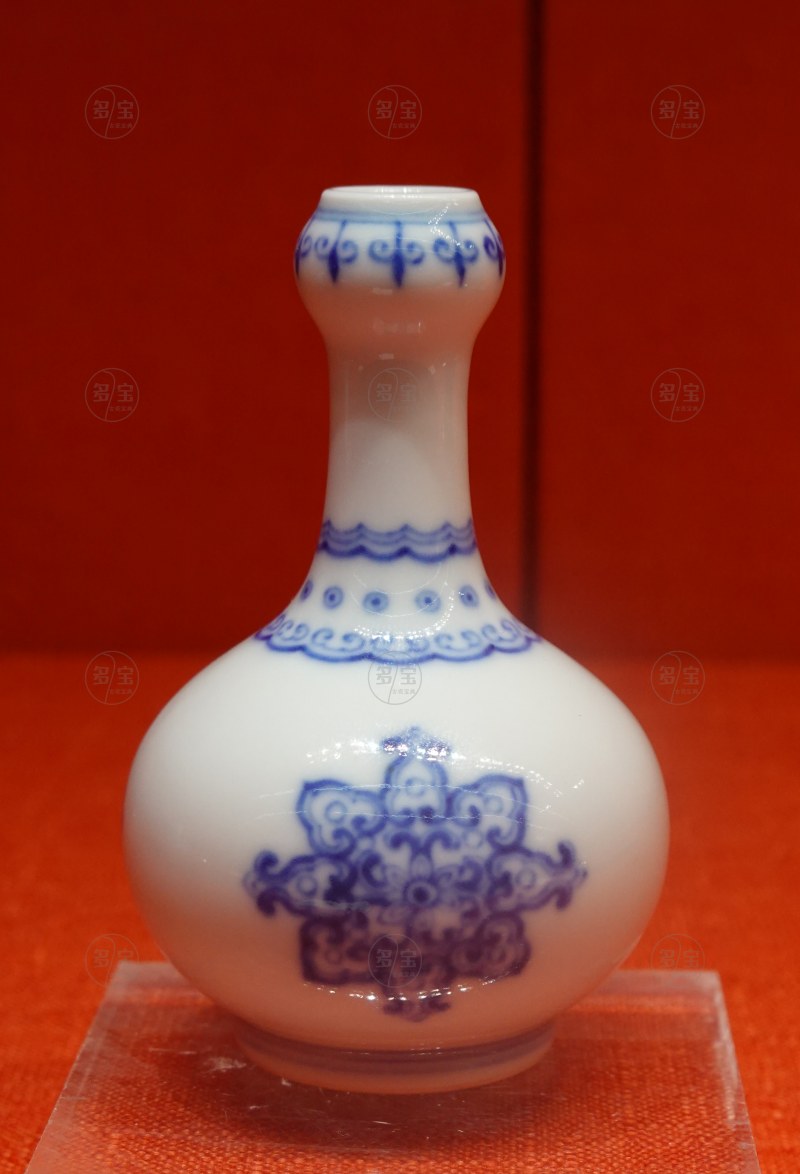 清雍正 青花宝相花纹小蒜头瓶 - 图2