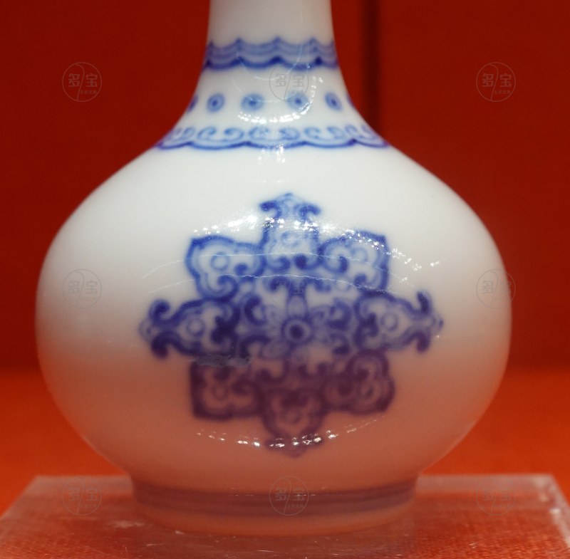 清雍正 青花宝相花纹小蒜头瓶 - 图3