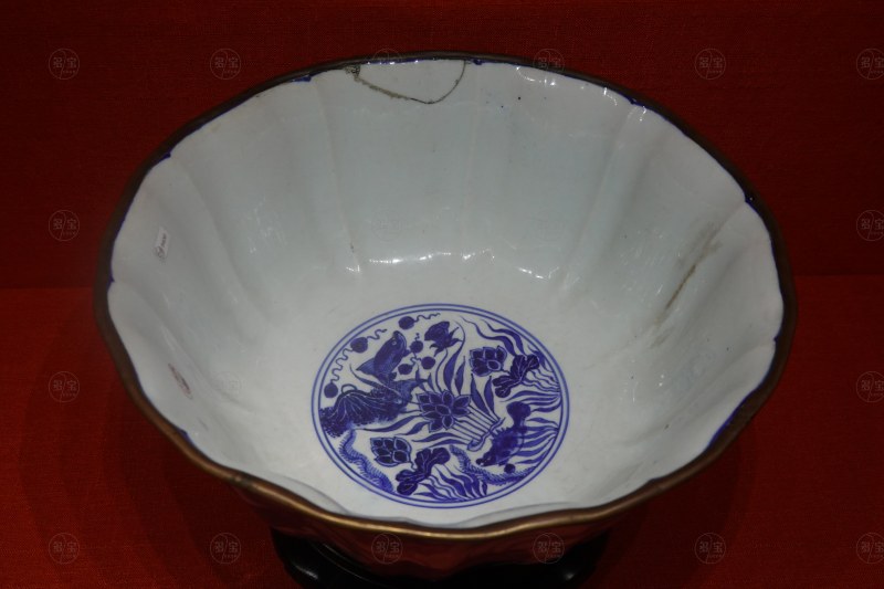 清康熙 仿宣德青花鱼藻纹十棱大碗 - 图5