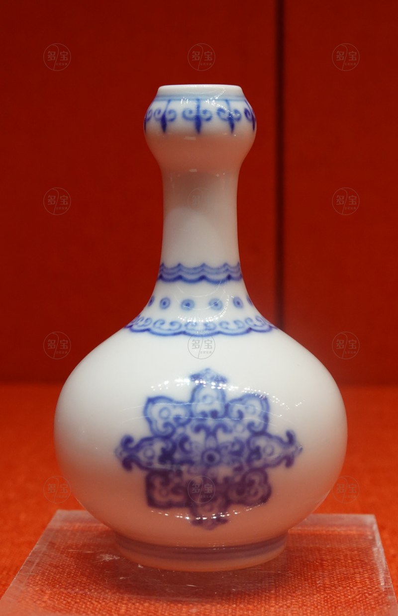 清雍正 青花宝相花纹小蒜头瓶
