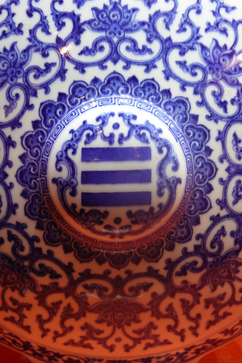 清乾隆 青花缠枝莲八卦纹如意耳扁瓶 - 图6
