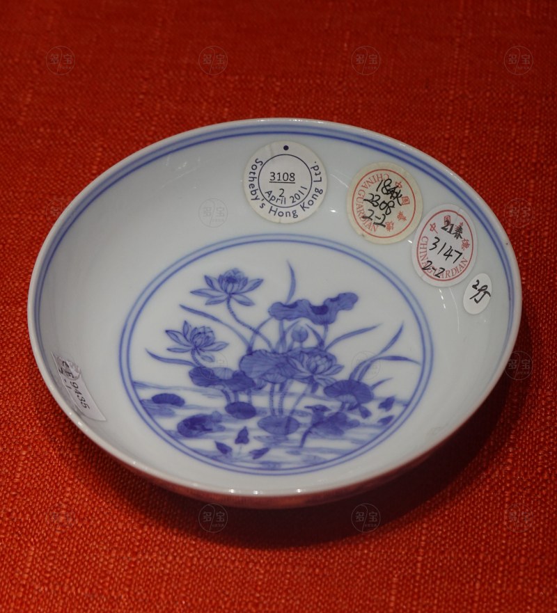 清雍正 青花荷塘鸳鸯图卧足小盘一对