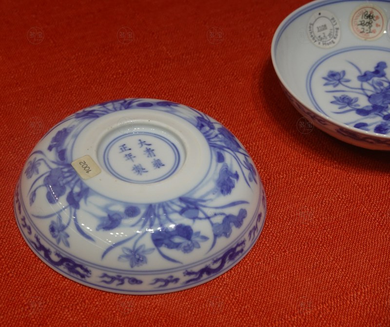 清雍正 青花荷塘鸳鸯图卧足小盘一对 - 图3