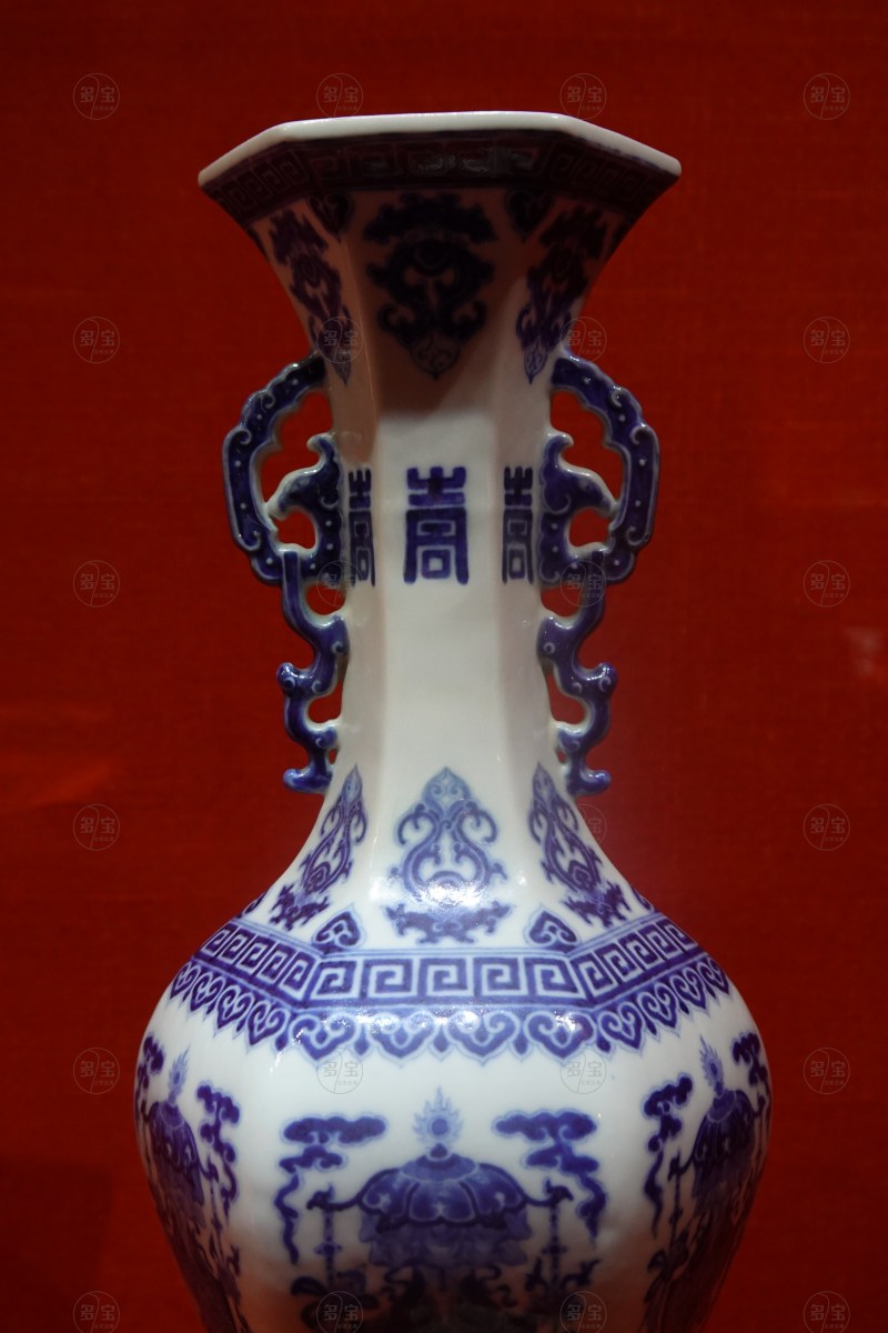 清乾隆 青花八吉祥吉庆有余双凤耳六方瓶 - 图3