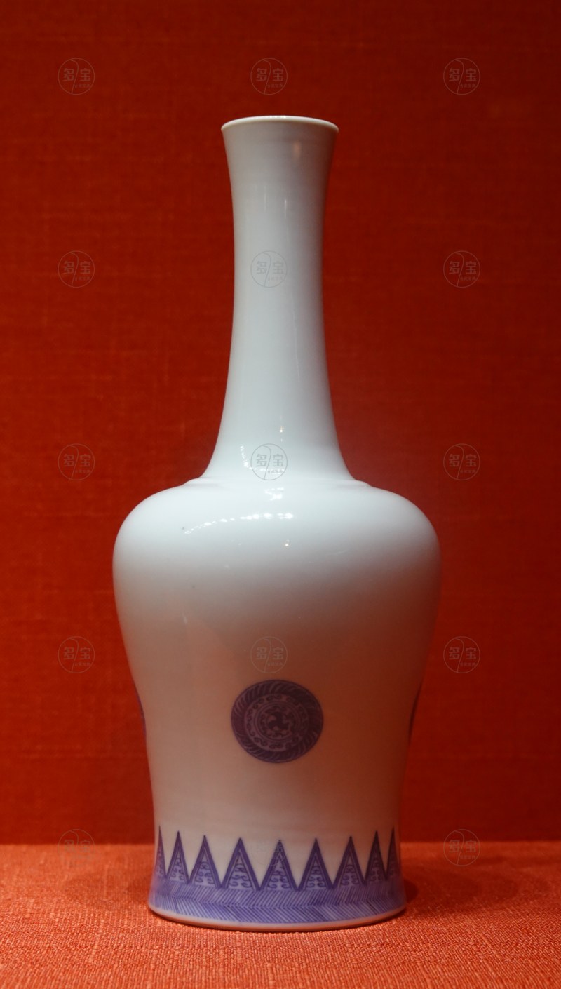 清康熙 青花团花锯齿纹摇铃尊