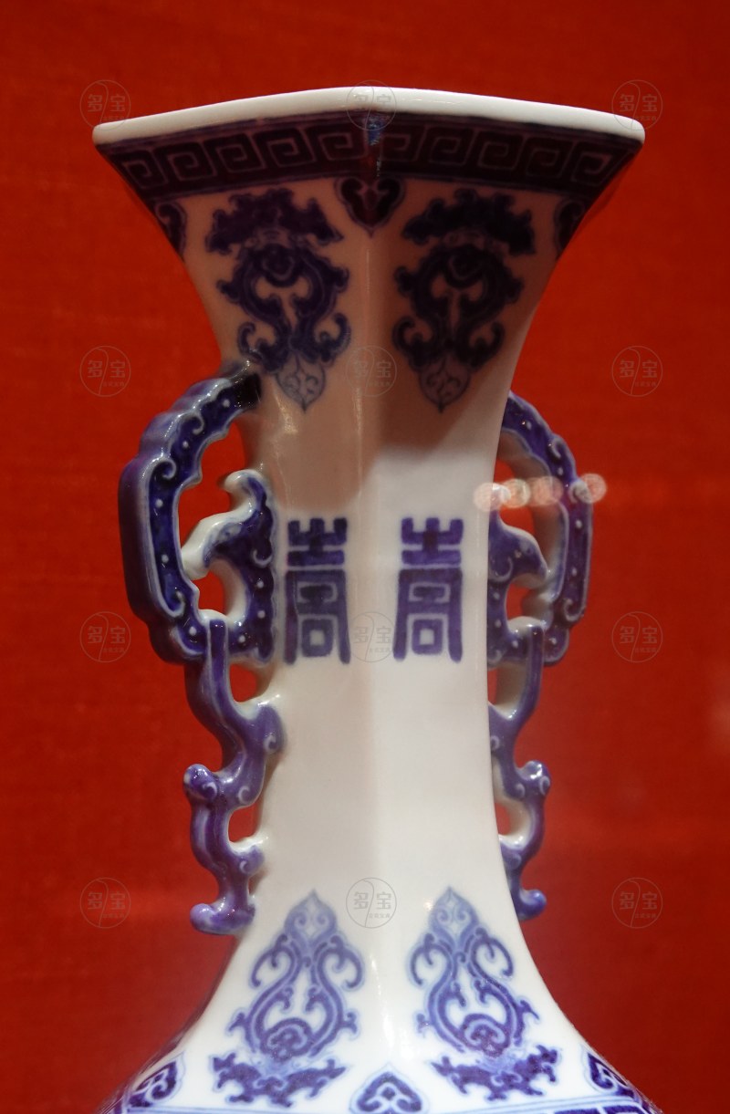 清乾隆 青花八吉祥吉庆有余双凤耳六方瓶 - 图6