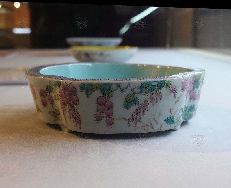 清光绪 粉彩花蝶纹海棠式水仙盆 - 图4
