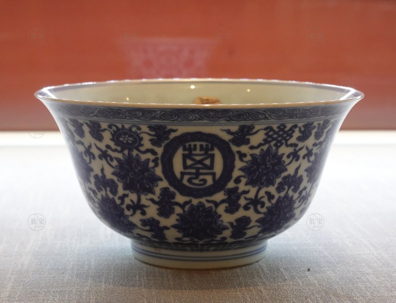 清康熙 青花缠枝莲托八吉祥万寿无疆纹碗
