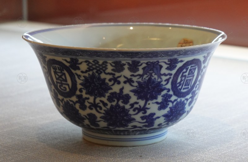 清康熙 青花缠枝莲托八吉祥万寿无疆纹碗 - 图2