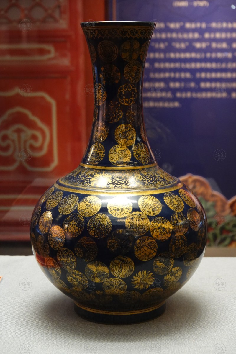 清宣统 霁蓝釉描金皮球花纹赏瓶