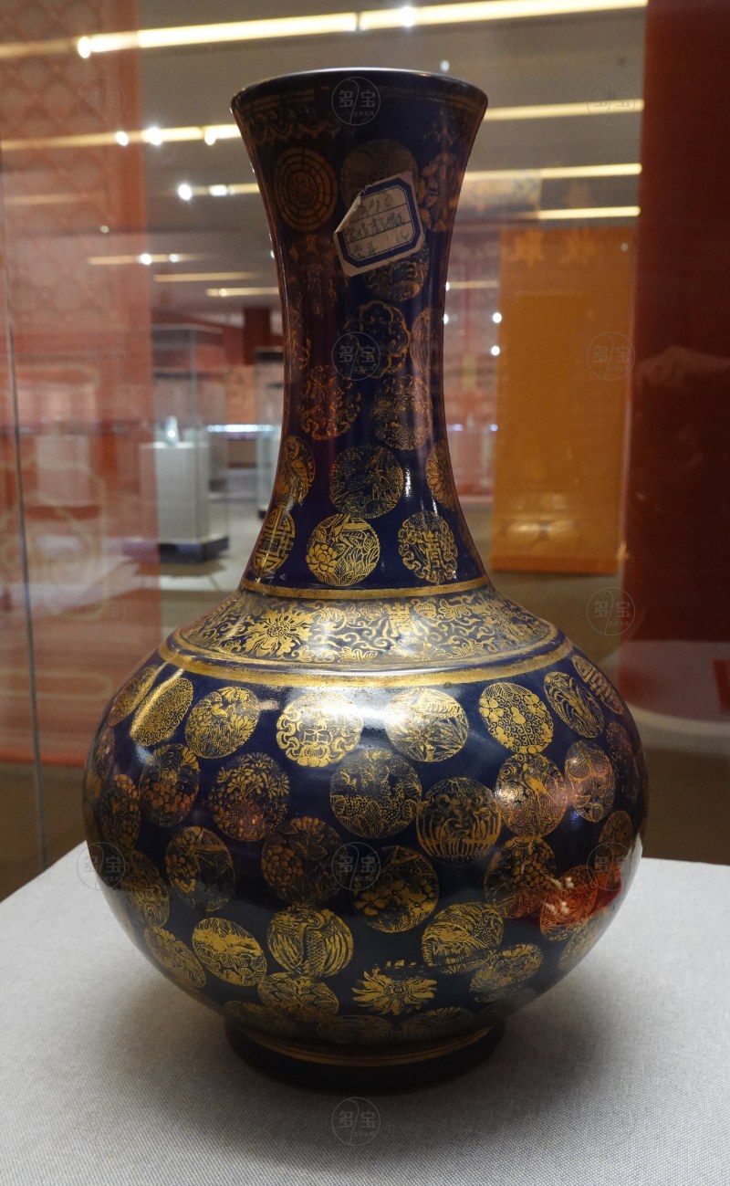 清宣统 霁蓝釉描金皮球花纹赏瓶 - 图2