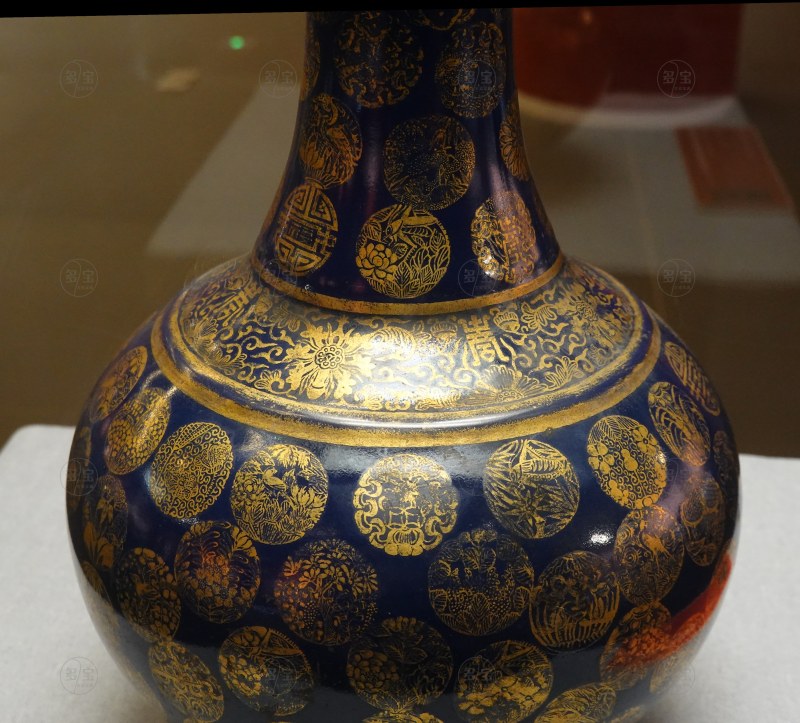 清宣统 霁蓝釉描金皮球花纹赏瓶 - 图3