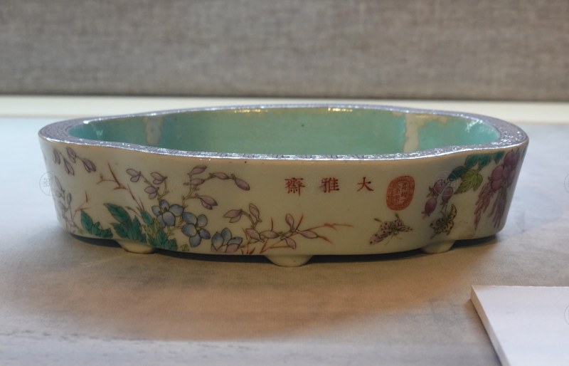 清光绪 粉彩花蝶纹海棠式水仙盆