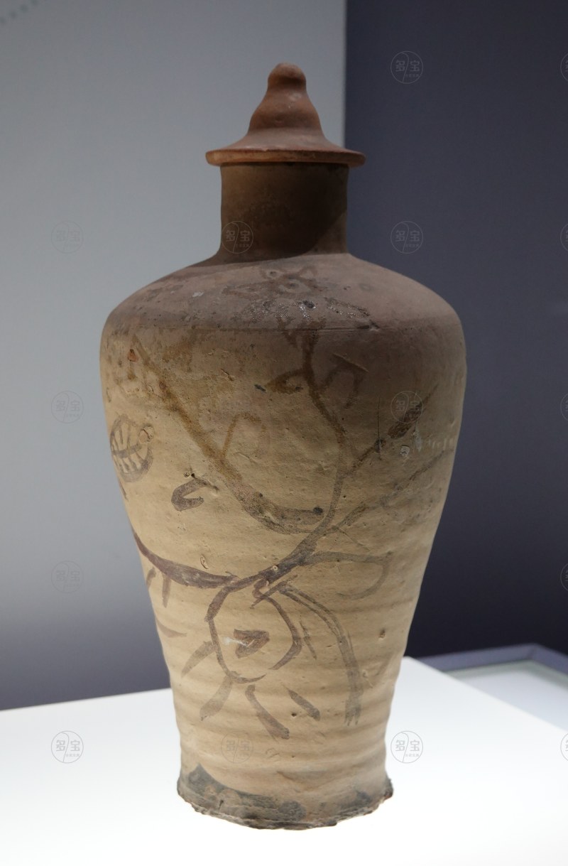 明中期(1464-1521) 彩绘花卉纹带盖陶梅瓶