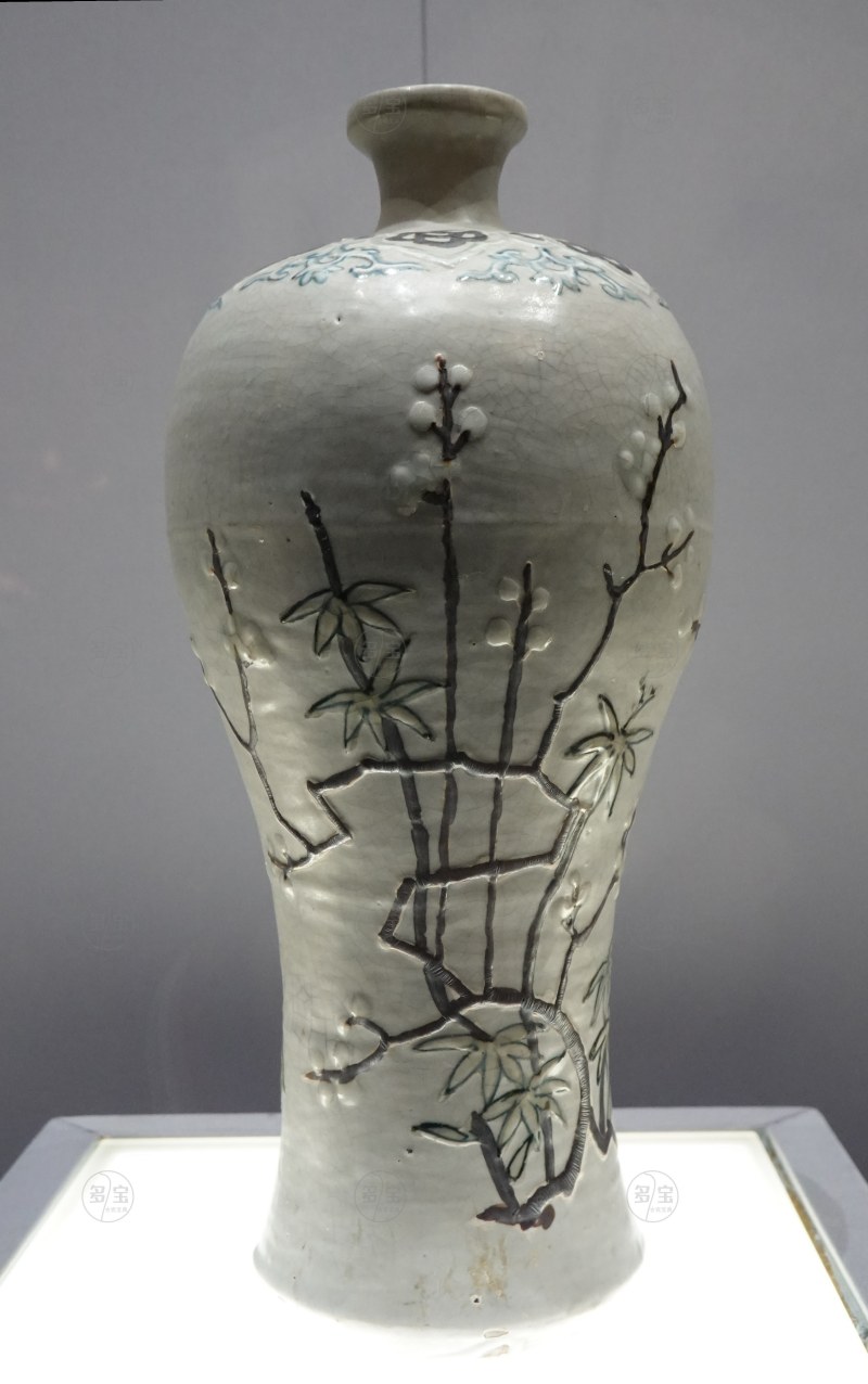 明·嘉靖(1521-1566) 哥釉青花赭彩堆粉梅竹纹梅瓶