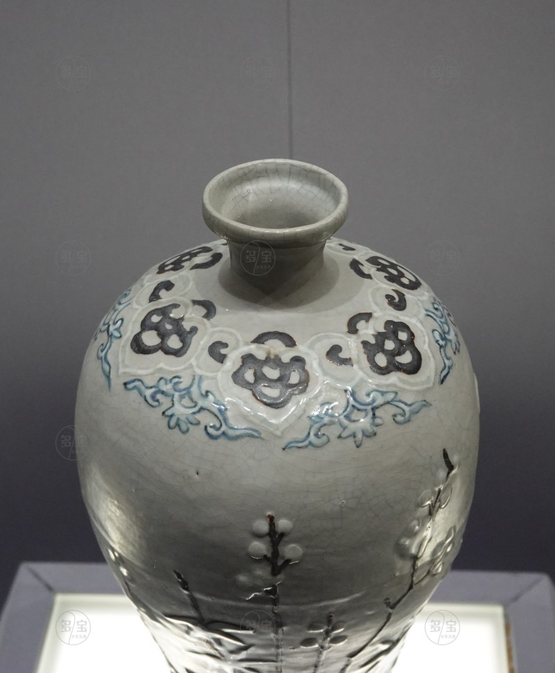 明·嘉靖(1521-1566) 哥釉青花赭彩堆粉梅竹纹梅瓶 - 图2