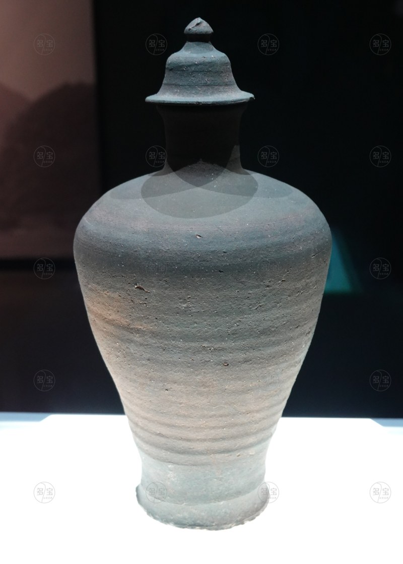 明初 素胎带盖陶梅瓶