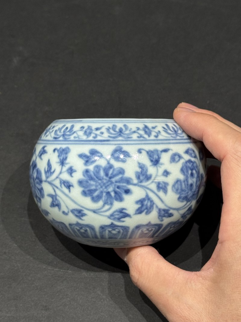 中国古美術・明宣德款青花缠枝花卉八方蒜头瓶・青花磁・純手描き・陶芸