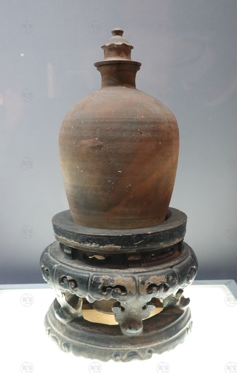 明初 素胎带盖陶梅瓶及黑釉梅瓶器座