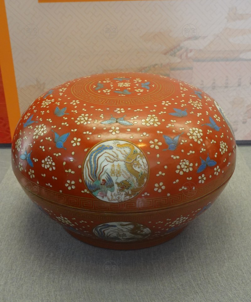 清同治（1862-1874） 红地粉彩花蝶开光龙凤纹圆盒