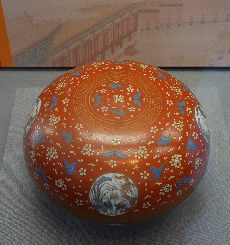清同治（1862-1874） 红地粉彩花蝶开光龙凤纹圆盒 - 图2