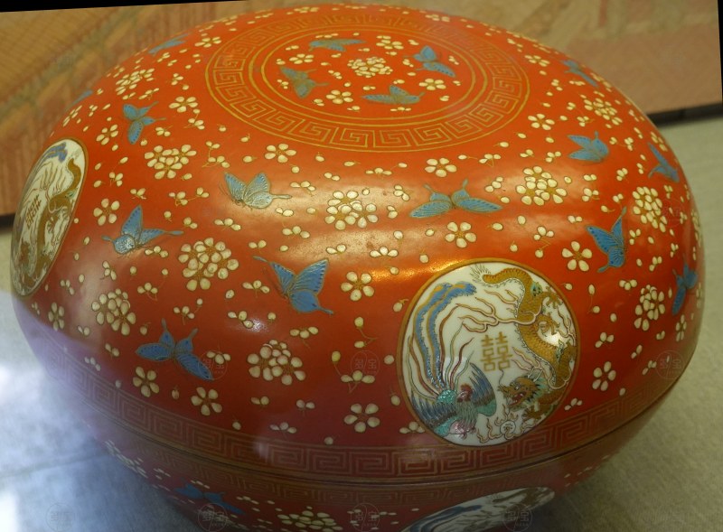 清同治（1862-1874） 红地粉彩花蝶开光龙凤纹圆盒 - 图3