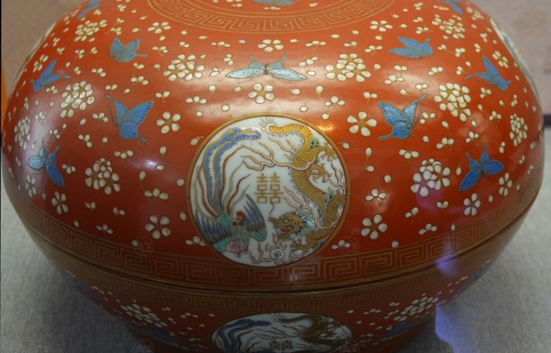 清同治（1862-1874） 红地粉彩花蝶开光龙凤纹圆盒 - 图4