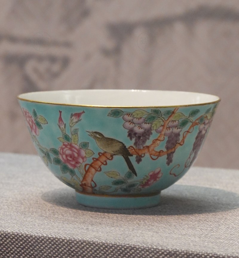 清光绪（1875-1908） 绿地粉彩藤萝花鸟纹碗 - 图2