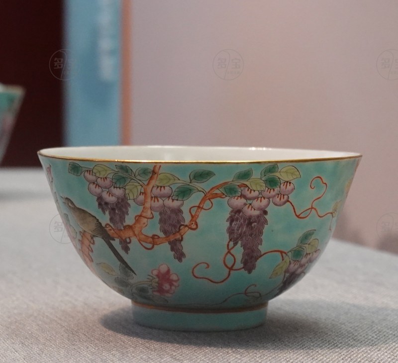 清光绪（1875-1908） 绿地粉彩藤萝花鸟纹碗 - 图3